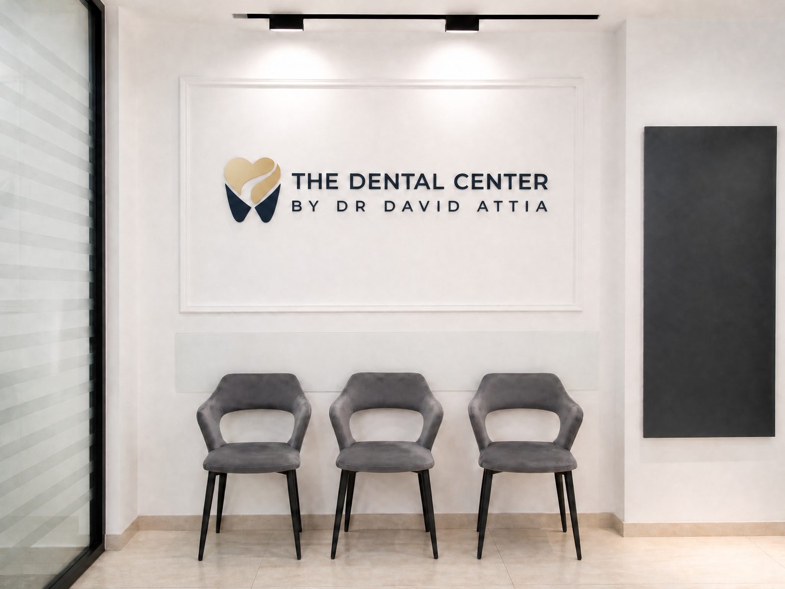 עמדת הקבלה של The Dental Center בחולון