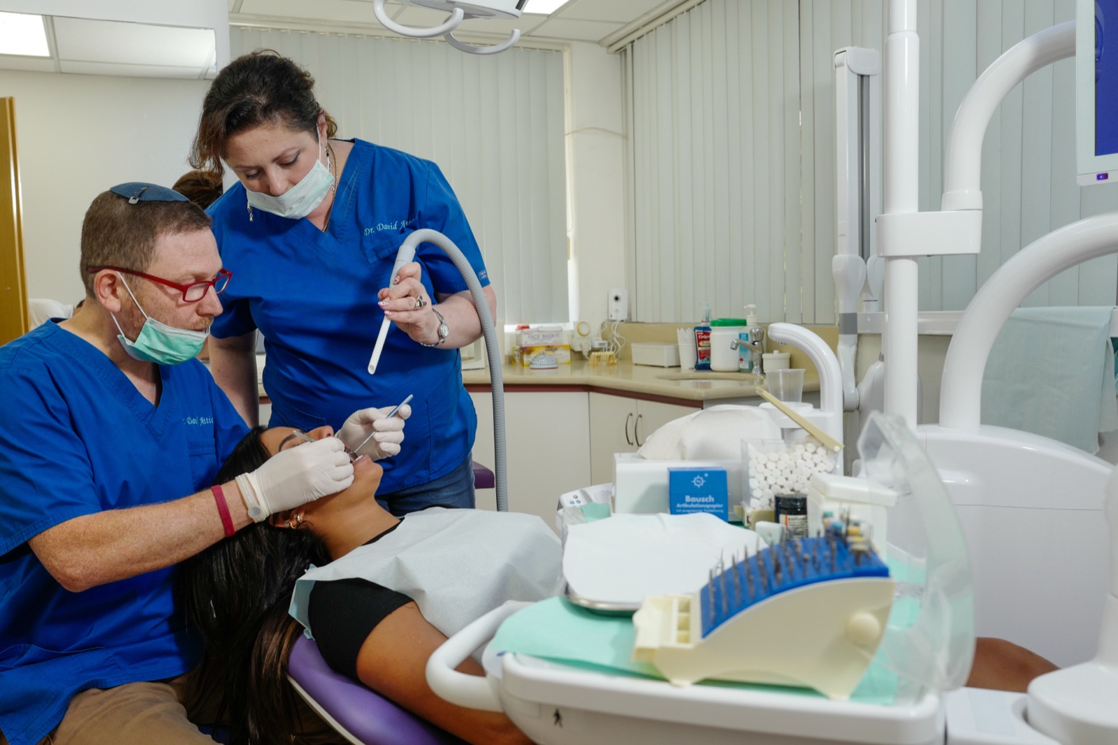 ד״ר דוד עטיה וסייעת בטיפול במרכז ברחובות
